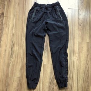 Lululemon water repellent running jogger in size 4